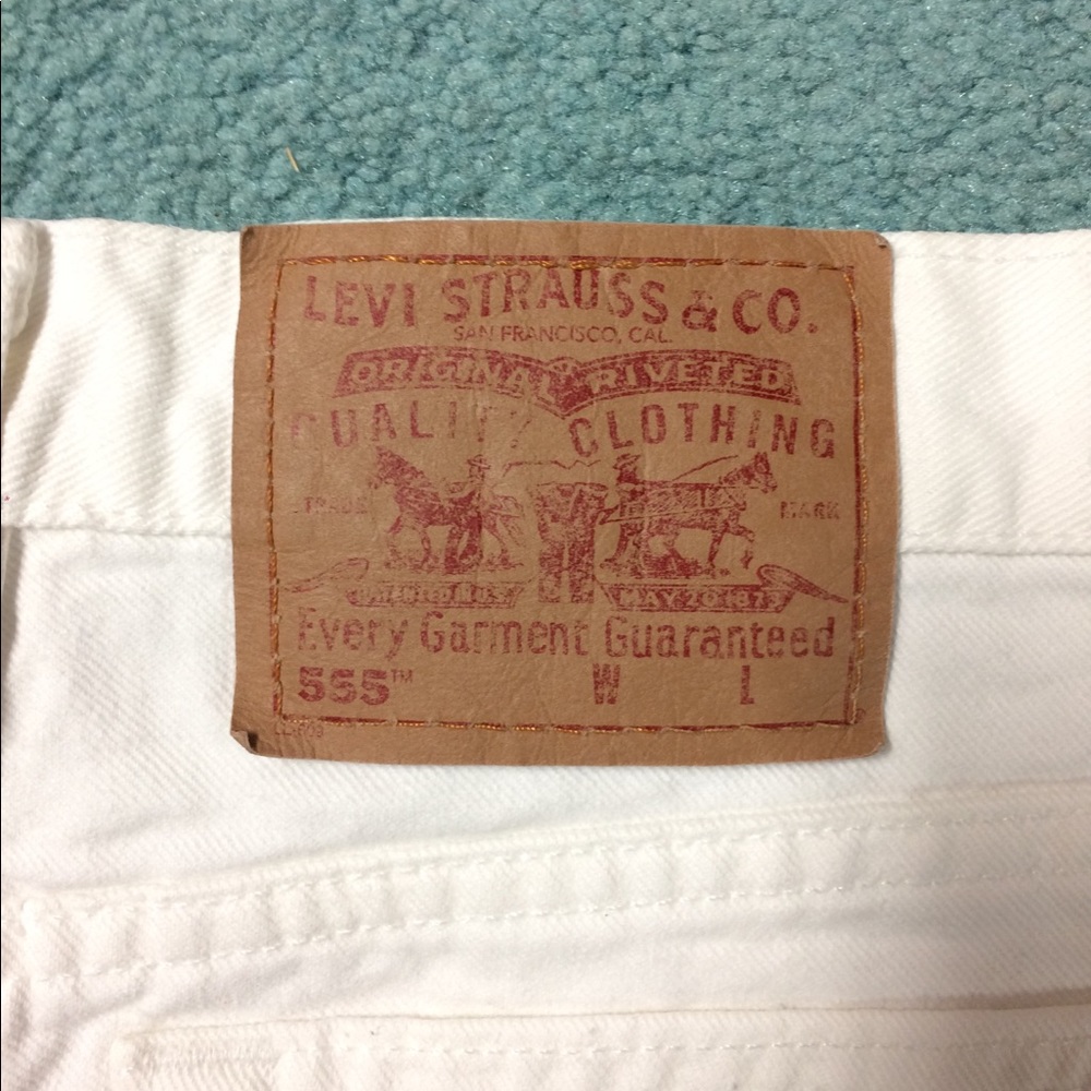 Vintage Levi’s 555 Guy’s Fit White Jean Shorts - Picture 5 of 11